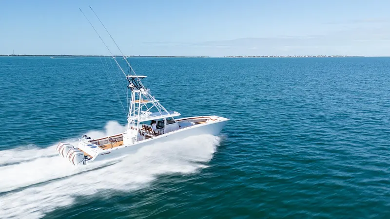  Yacht Photos Pics Freeman 47 boat cruising on open water, 2022 model.