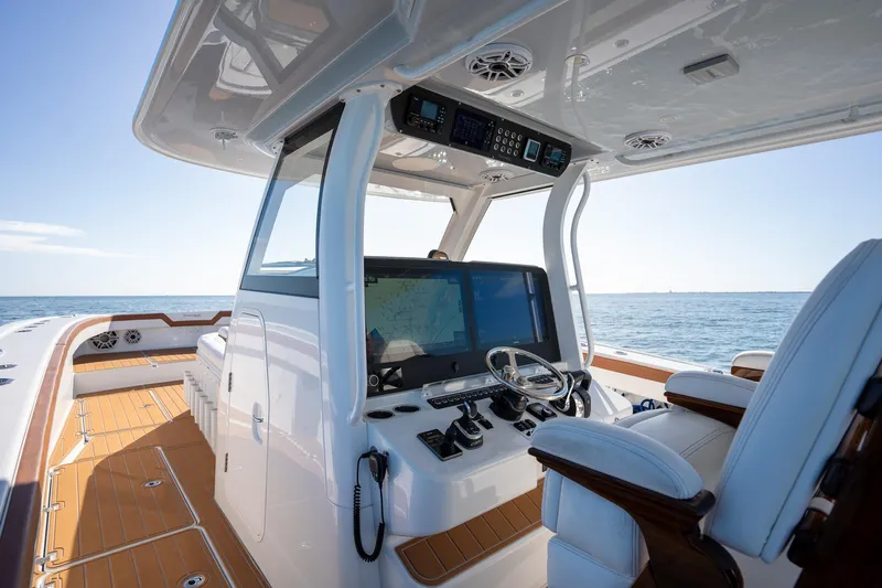  Yacht Photos Pics Freeman 47 boat interior, 2022 model, with advanced navigation system and luxurious seating.