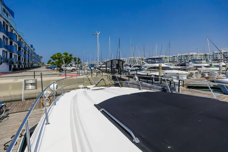  Yacht Photos Pics 2000 Sea Ray 510 Sundancer docked at a marina with clear blue skies.