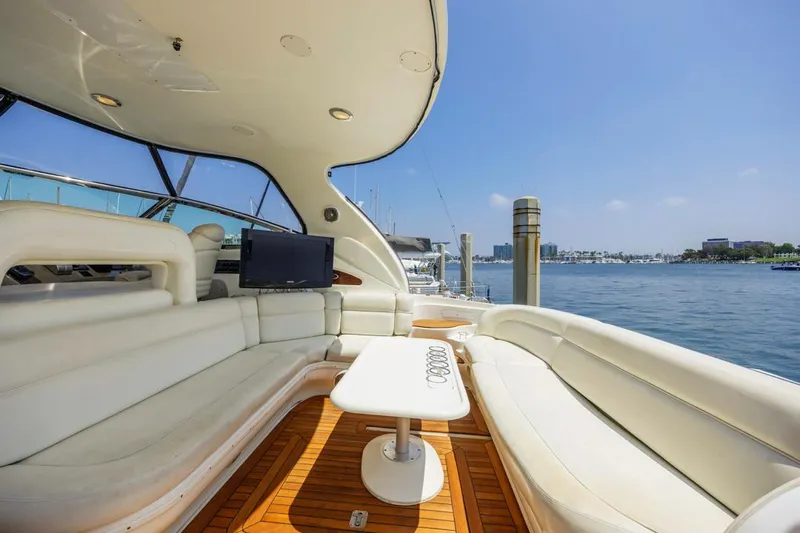  Yacht Photos Pics Luxurious 2000 Sea Ray 510 Sundancer yacht interior with plush seating and waterfront view.