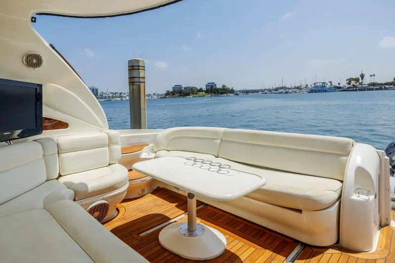  Yacht Photos Pics Luxurious seating area on a 2000 Sea Ray 510 Sundancer yacht with ocean view.