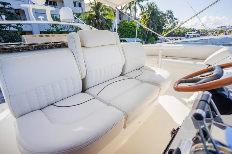  Yacht Photos Pics Luxury seating on 2001 Cruisers Yachts 5000 Sedan Sport, featuring white leather upholstery.