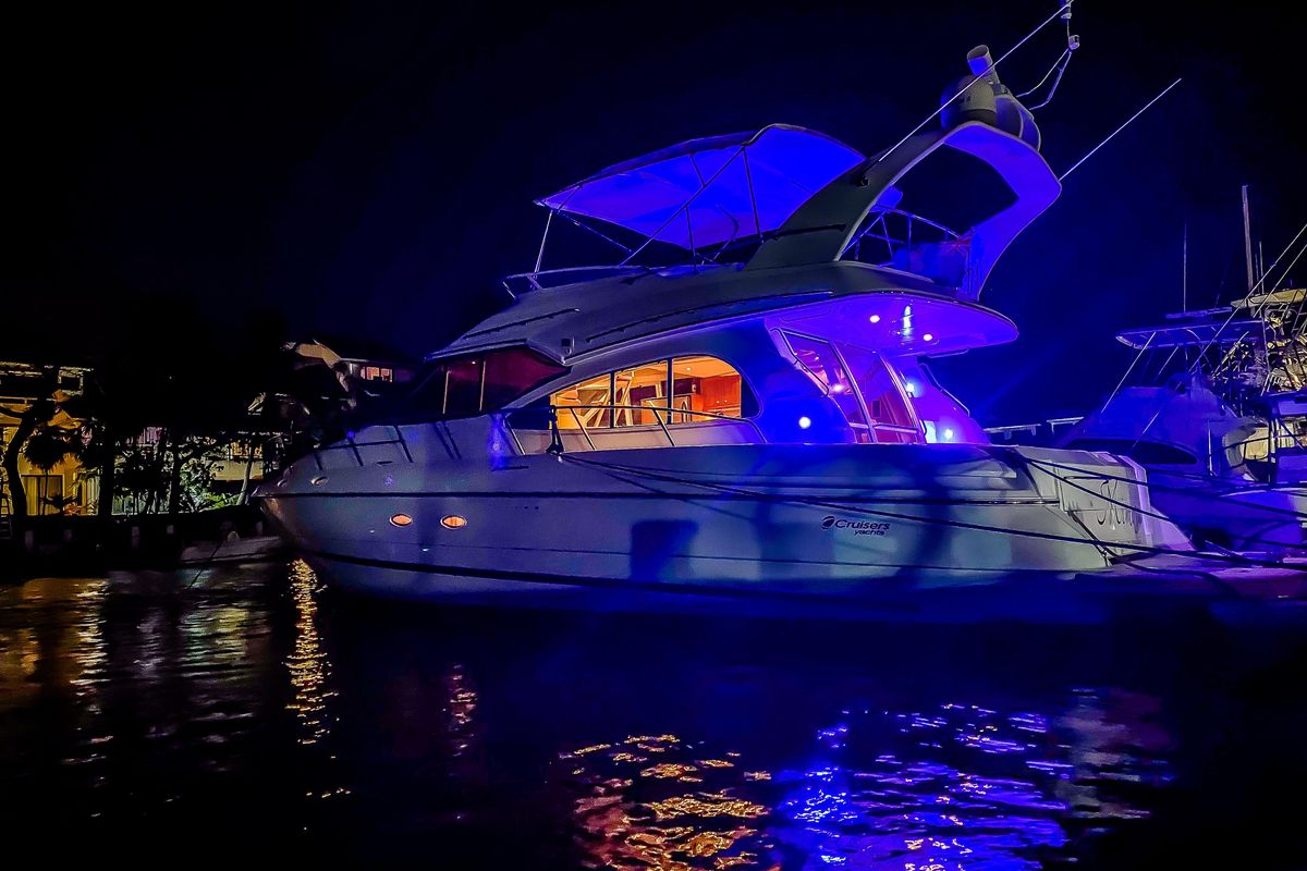 2001 Cruisers Yachts 50 