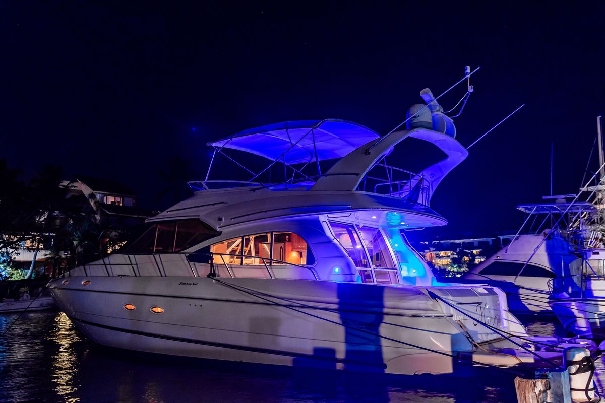 2001 Cruisers Yachts 50 