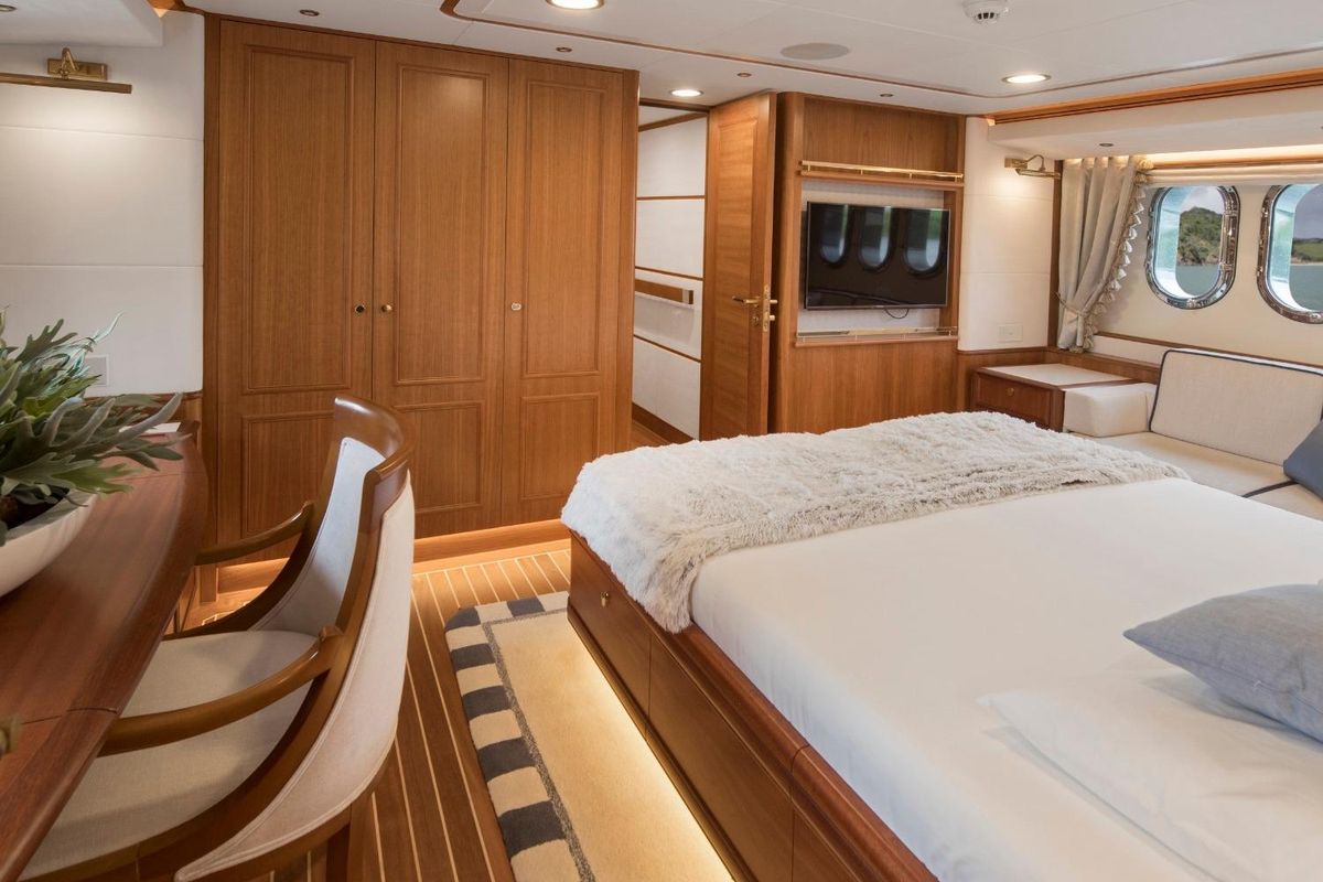 2017 Van der Valk 76 