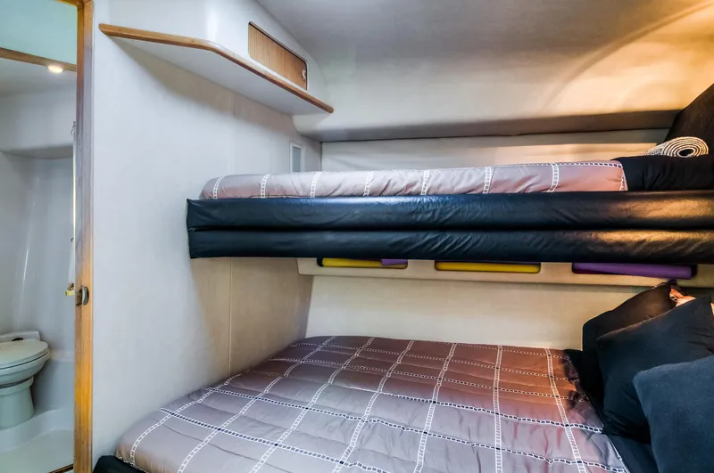  Yacht Photos Pics 1994 Sea Ray 500 Sundancer cabin with bunk beds and adjacent bathroom.