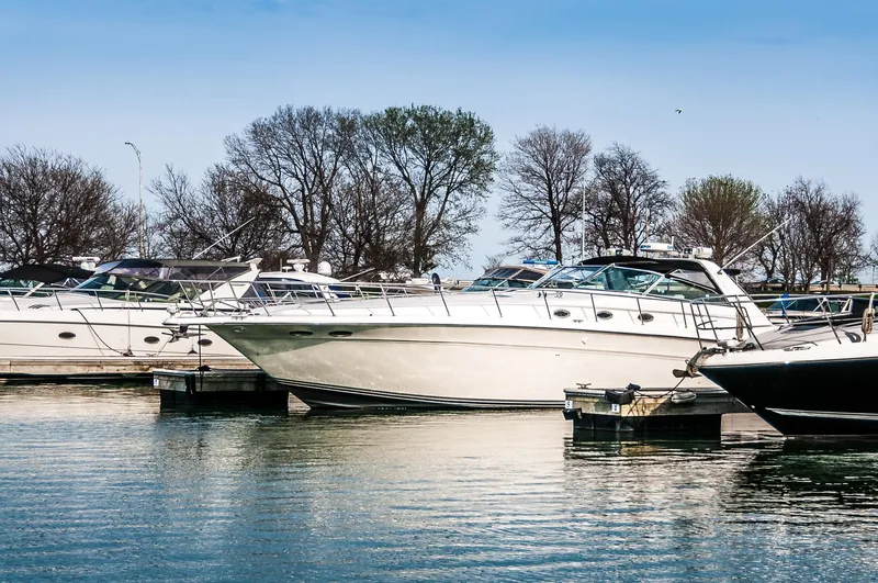  Yacht Photos Pics 1994 Sea Ray 500 Sundancer yacht docked in a marina.