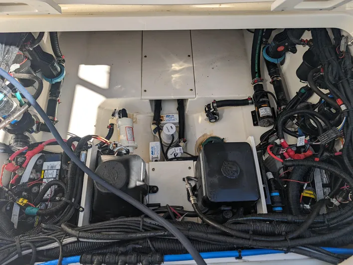 Boston Whaler 320 Vantage Twin 350 Merc Joystick Yacht Photos Pics 