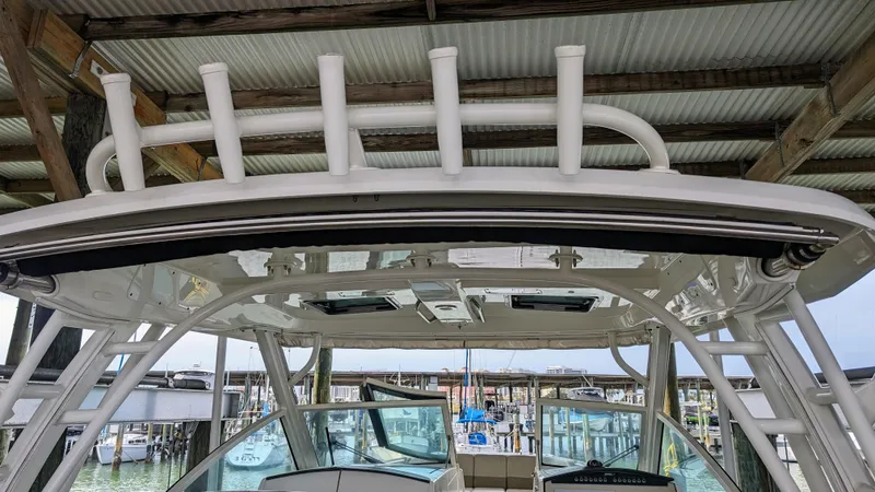 Boston Whaler 320 Vantage Twin 350 Merc Joystick Yacht Photos Pics 6 Cockpit (3.5).jpg