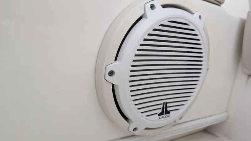 Boston Whaler 320 Vantage Twin 350 Merc Joystick Yacht Photos Pics 6 Cockpit (21).jpg