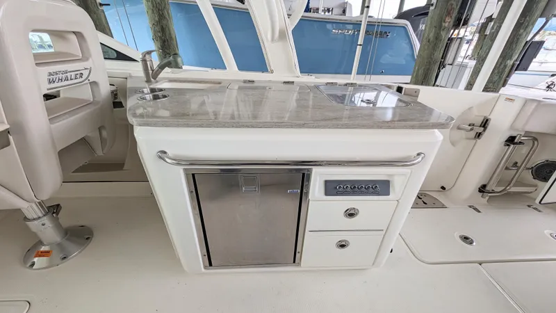 Boston Whaler 320 Vantage Twin 350 Merc Joystick Yacht Photos Pics 