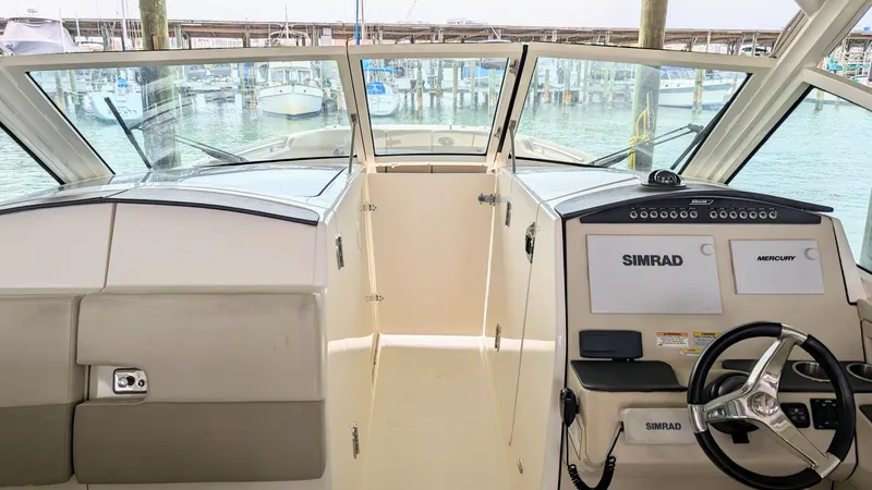 Boston Whaler 320 Vantage Twin 350 Merc Joystick Yacht Photos Pics 