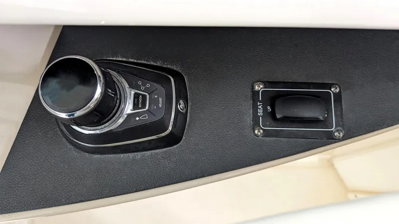 Boston Whaler 320 Vantage Twin 350 Merc Joystick Yacht Photos Pics 