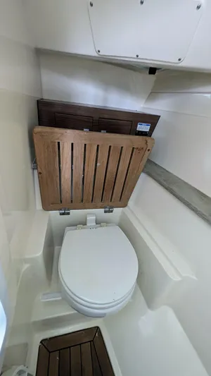 Boston Whaler 320 Vantage Twin 350 Merc Joystick Yacht Photos Pics 