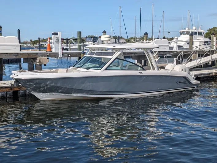 Boston Whaler 320 Vantage Twin 350 Merc Joystick Yacht Photos Pics 2017 Boston Whaler 320 Vantage Twin 350 Verado Joystick Control (4).jpg