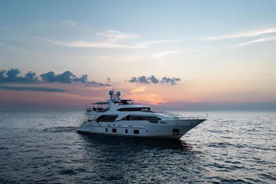 Benetti Delfino 93