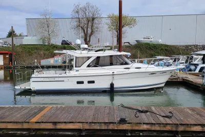 Cutwater C-30 Sedan NW Edition