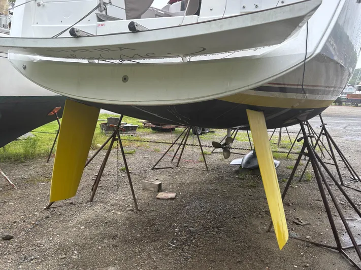 Statira Yacht Photos Pics 2017 Jeanneau Sun Odyssey 389 sailboat on stands, showing hull and propeller.