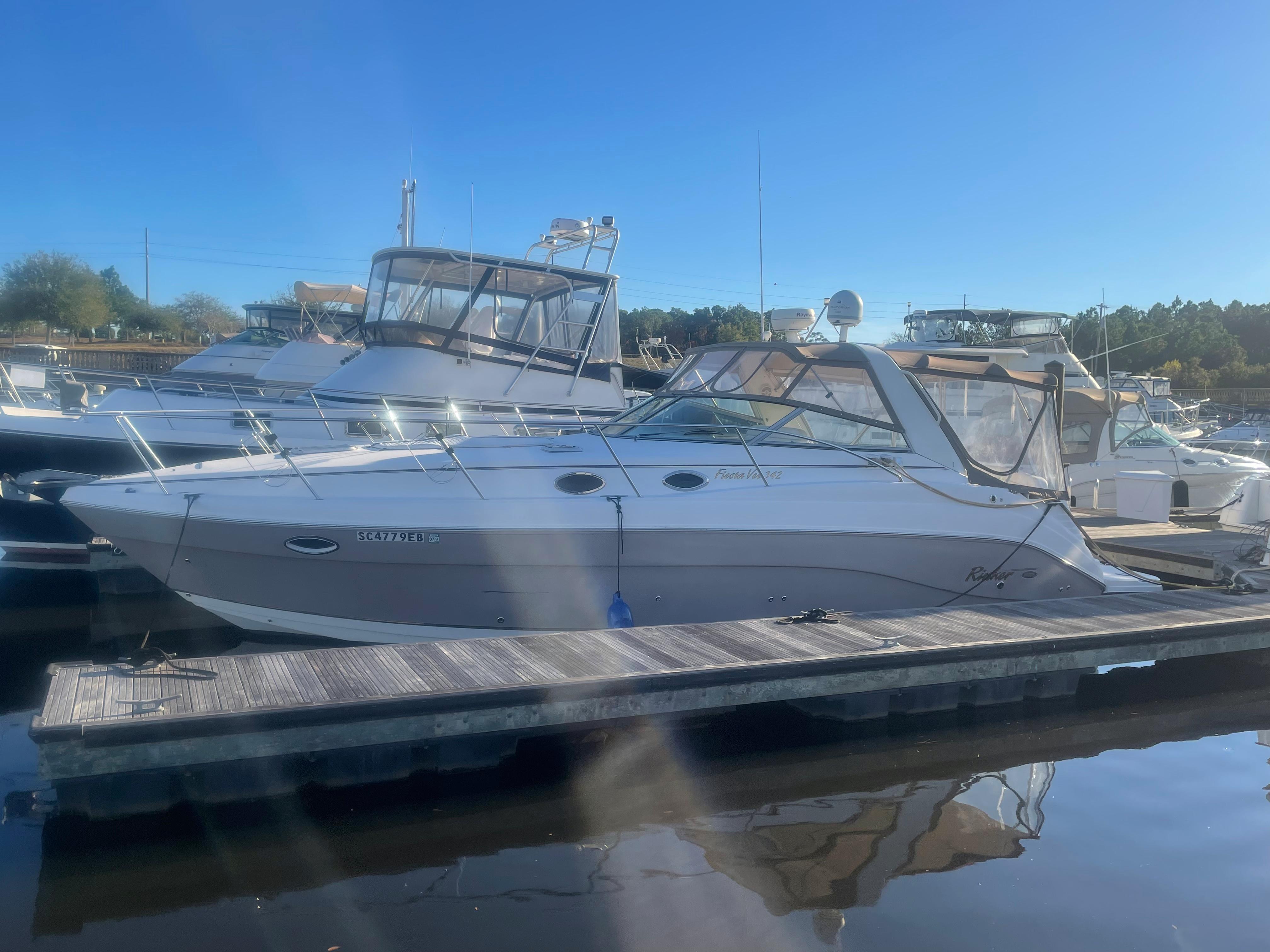 2005 Rinker Fiesta Vee 342