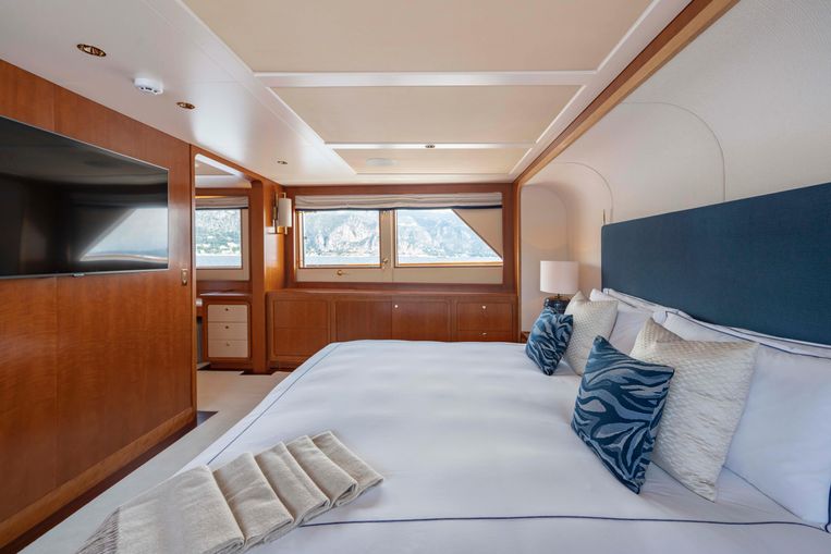 1982-137-2-feadship-42m