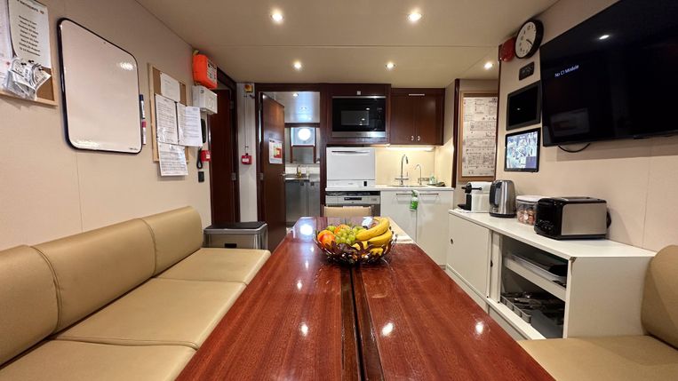 1982-137-2-feadship-42m