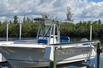 2008 Sea Hunt Triton 220