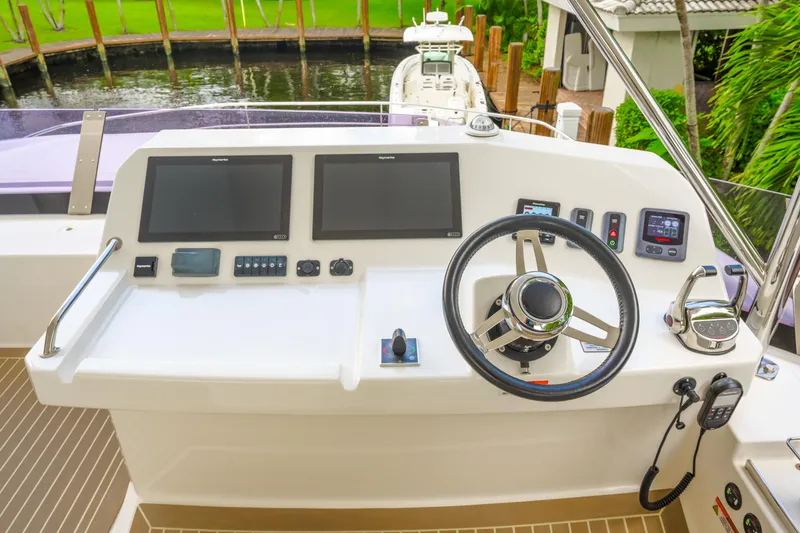 Freedom Yacht Photos Pics Helm of 2022 Leopard 53 Powercat with dual screens and steering wheel.