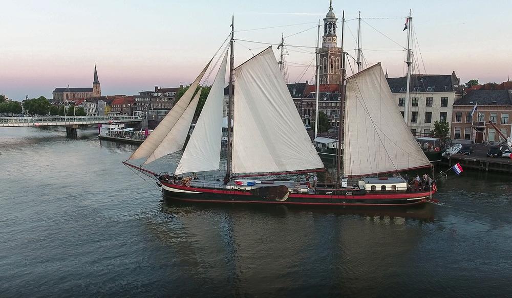 1898 Charter Cat clipper