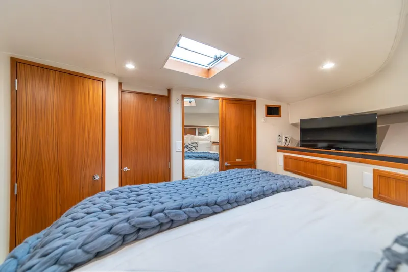 Odisea Yacht Photos Pics Luxurious bedroom interior of 1995 Tollycraft 57 Walk Around Pilothouse yacht.