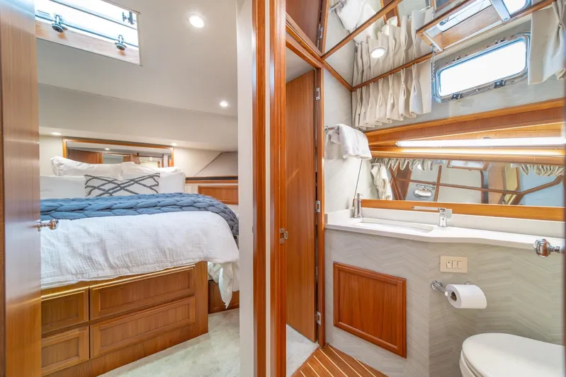 Odisea Yacht Photos Pics Luxurious 1995 Tollycraft 57 yacht interior with cozy bedroom and elegant bathroom.