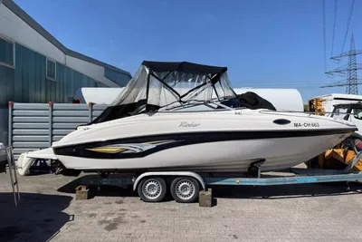 2004 Rinker 232 Captiva Cuddy