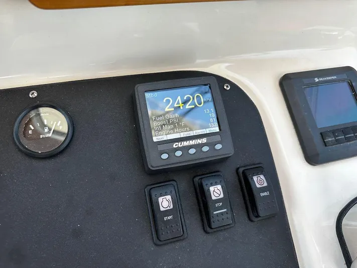 Dawn Treader Yacht Photos Pics Control panel of 2008 Sabre 42 Hard Top Express with Cummins display and gauges.