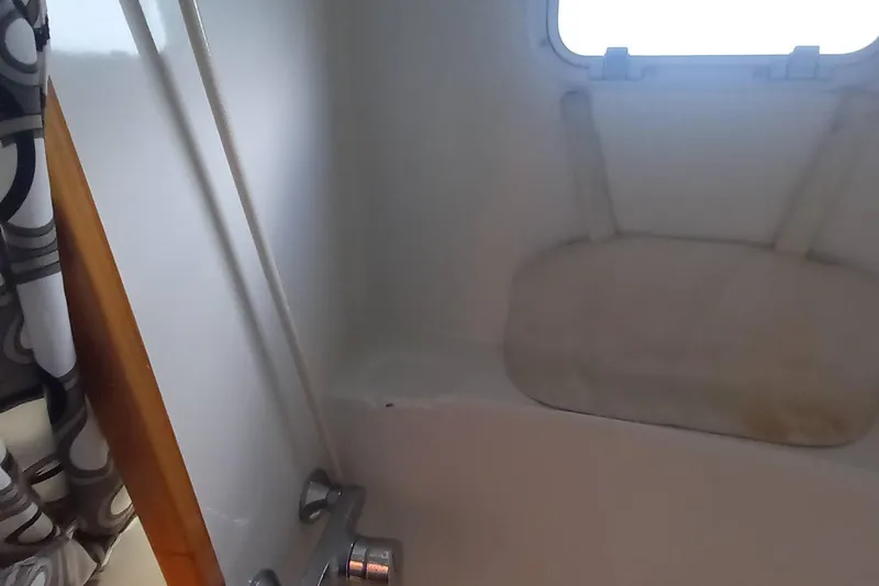 Yellowrock Yacht Photos Pics Interior of 1996 Alliaura Privilege 37 yacht, featuring a compact bathroom space.