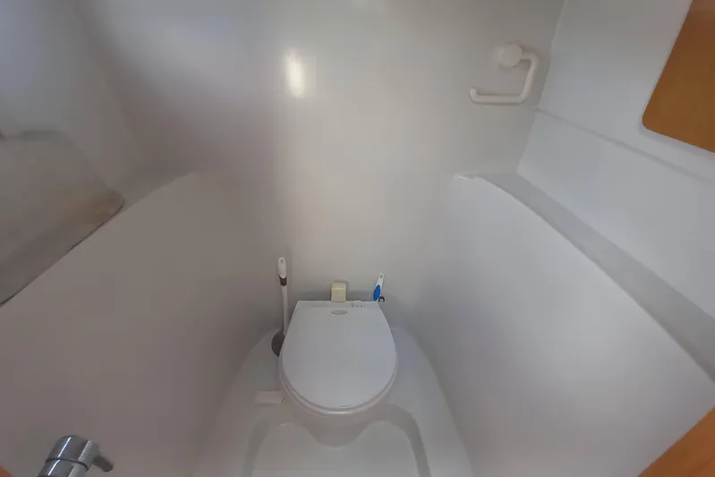 Yellowrock Yacht Photos Pics Bathroom interior of 1996 Alliaura Privilege 37 yacht, featuring a compact toilet setup.