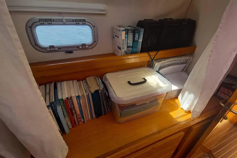 Yellowrock Yacht Photos Pics Interior of 1996 Alliaura Privilege 37 with books, storage box, and window view.