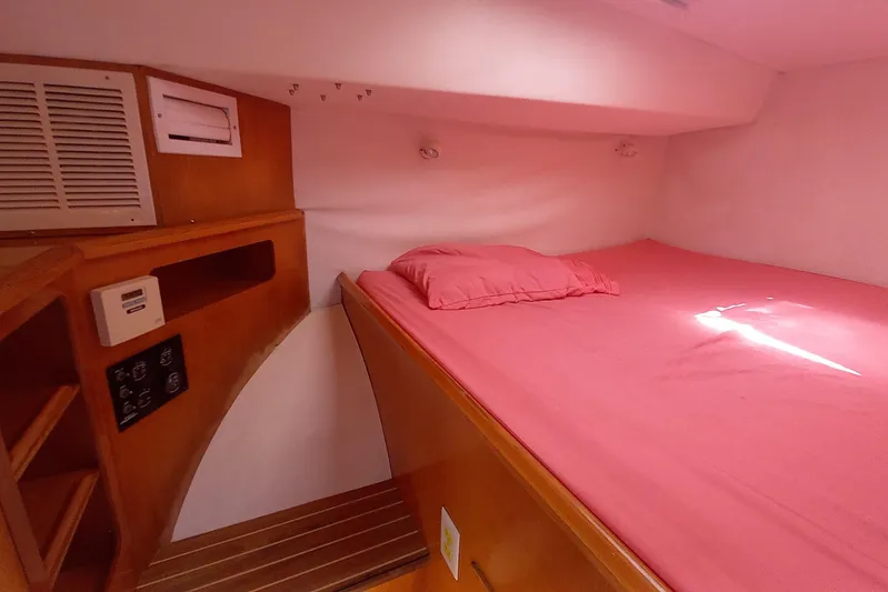 Yellowrock Yacht Photos Pics 1996 Alliaura Privilege 37 cabin interior with pink bedding and wooden accents.