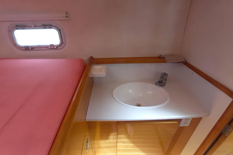 Yellowrock Yacht Photos Pics Interior of 1996 Alliaura Privilege 37 yacht with sink and bed.