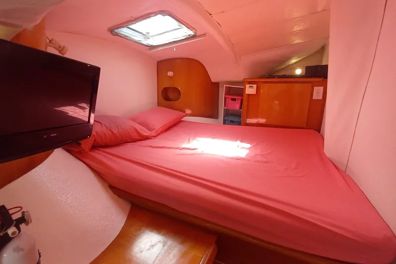 Yellowrock Yacht Photos Pics Cozy cabin interior of 1996 Alliaura Privilege 37 catamaran with pink bedding and TV.