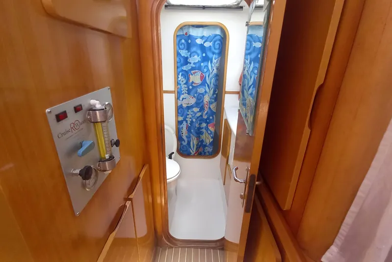 Yellowrock Yacht Photos Pics Interior of 1996 Alliaura Privilege 37 yacht bathroom with nautical-themed shower curtain.