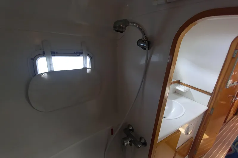 Yellowrock Yacht Photos Pics Bathroom interior of 1996 Alliaura Privilege 37 yacht, featuring shower and sink.