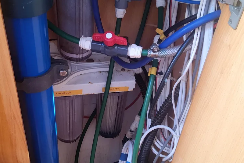 Yellowrock Yacht Photos Pics Wiring and plumbing system inside a 1996 Alliaura Privilege 37 yacht.