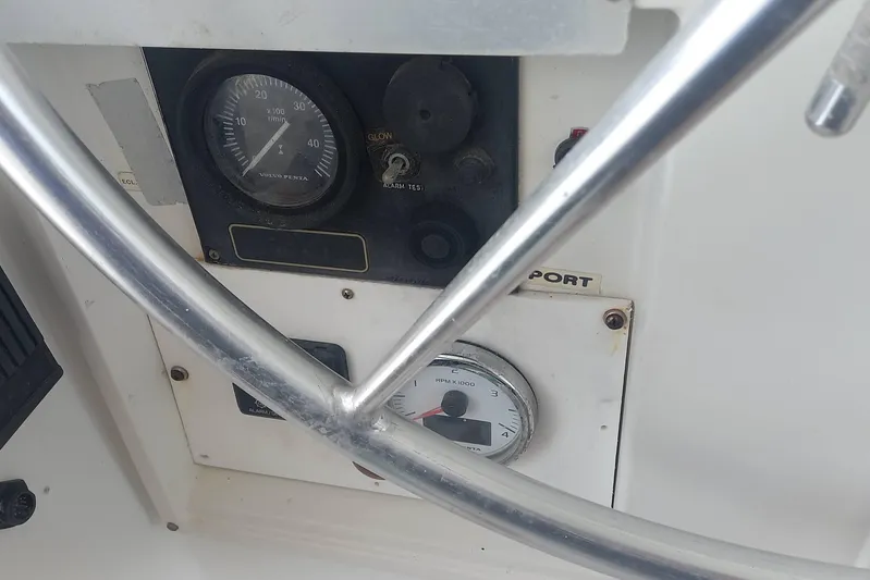 Yellowrock Yacht Photos Pics Steering wheel and gauges of 1996 Alliaura Privilege 37 yacht cockpit.