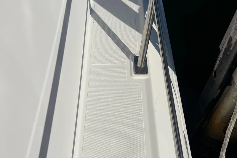 Two Can Do It II Yacht Photos Pics Close-up of 2000 Cruisers Yachts 4450 Motor Yacht deck with railing.