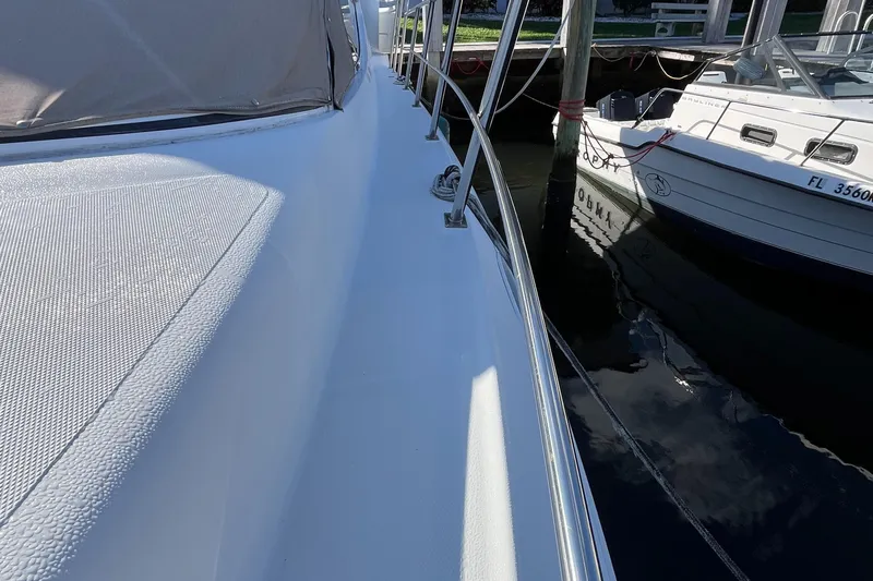 Two Can Do It II Yacht Photos Pics 2000 Cruisers Yachts 4450 Motor Yacht docked beside another boat.