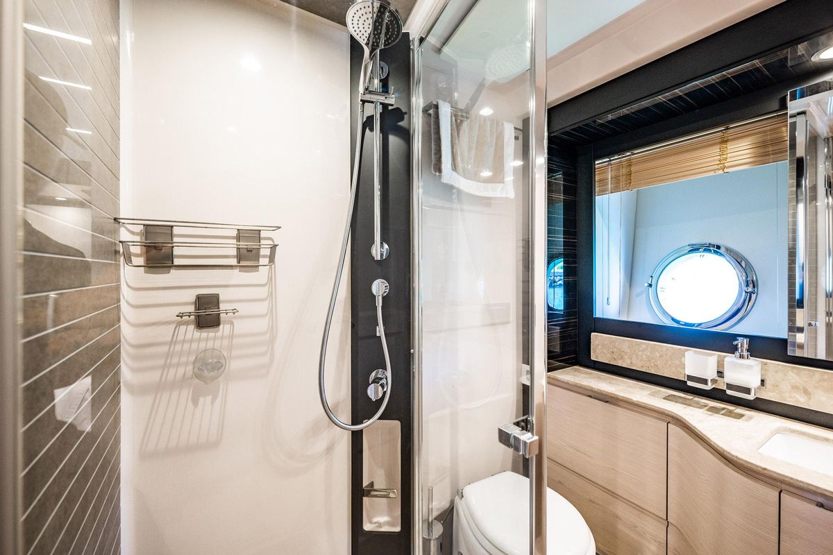 2017 Azimut 66 
