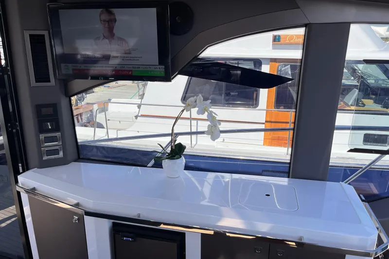  Yacht Photos Pics Interior of 2024 Galeon 425 HTS yacht with TV and elegant counter.