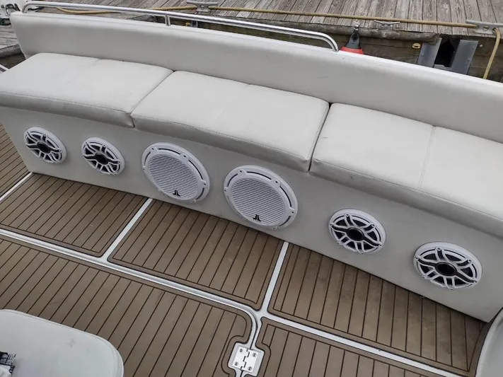 Trades Welcome Yacht Photos Pics 1999 Carver 530 Voyager Pilothouse boat with cushioned seating and built-in speakers.