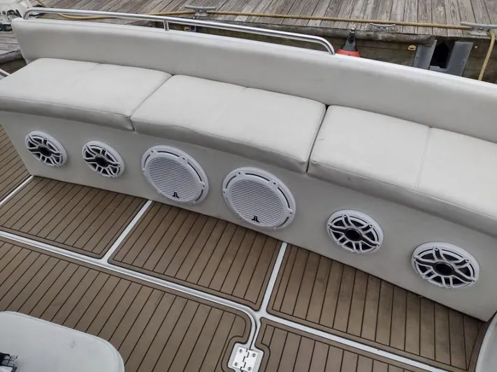 Trades Welcome Yacht Photos Pics 1999 Carver 530 Voyager Pilothouse boat with cushioned seating and built-in speakers.