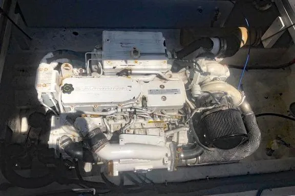  Yacht Photos Pics Newton 31 Dive Special 2014 engine, detailed view of mechanical components.