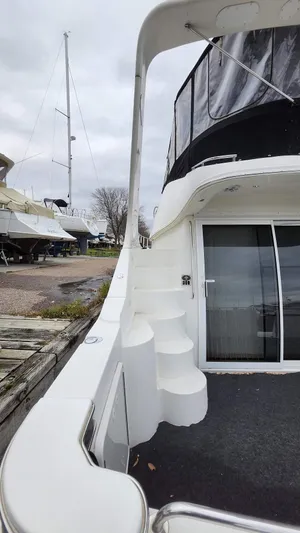  Yacht Photos Pics 2005 Carver 420 Mariner yacht with sleek design and spacious deck area.